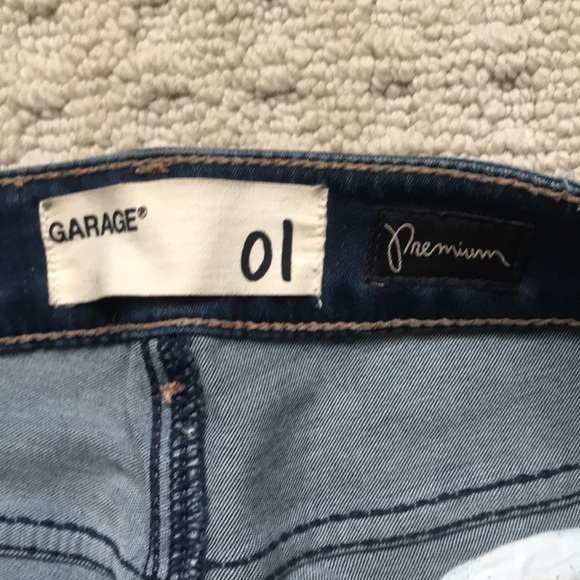 Medium wash premium garage jeans - Picture 2 of 3